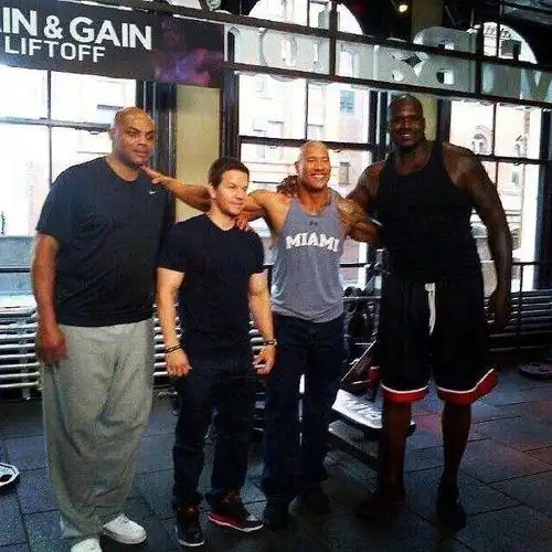 1米95的强森站在2米16的奥尼尔旁边,顿时变小了许多,给人一种小朋友和