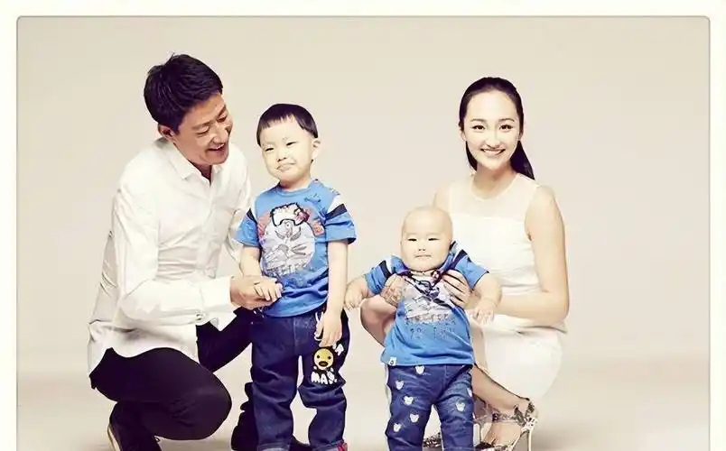 于震晒全家福,5娃太抢镜,他条纹t配眼镜艺术范,妻子红衣超甜美_服饰