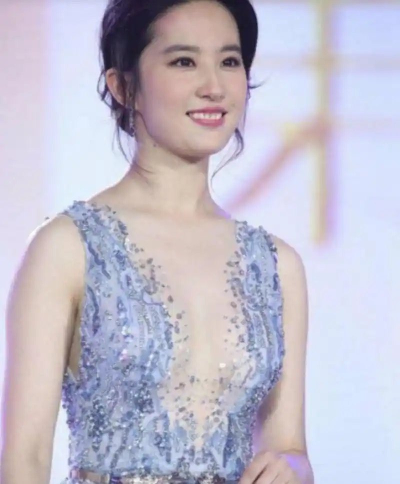 也是怪了!刘亦菲深v着装,衣服挺透的,却愣是没有诱人的感觉!