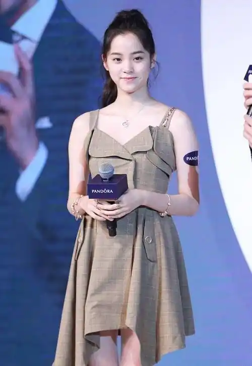 欧阳娜娜才20岁出头,穿着打扮却十分成熟,身材曲线太