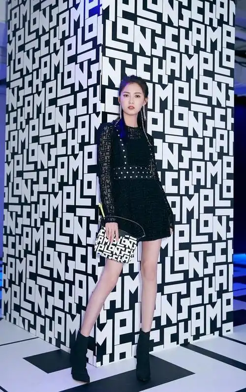 陈钰琪亮相品牌活动,一身黑色系穿搭靓丽时尚