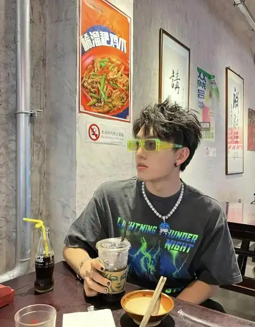 作为演员,童星出身的郑伟要走的路还很长,期待之后在更多角色里相见