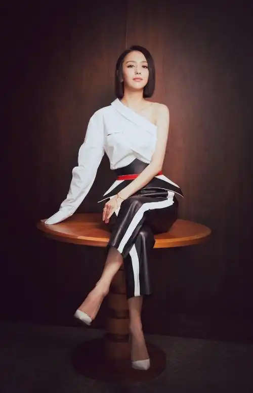 37岁佟丽娅太嫩了穿白色衬衫戴红樱桃耳环真不相信她当妈了