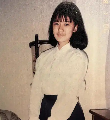 贾静雯罕见童年照曝光,跟女儿咘咘简直一模一样