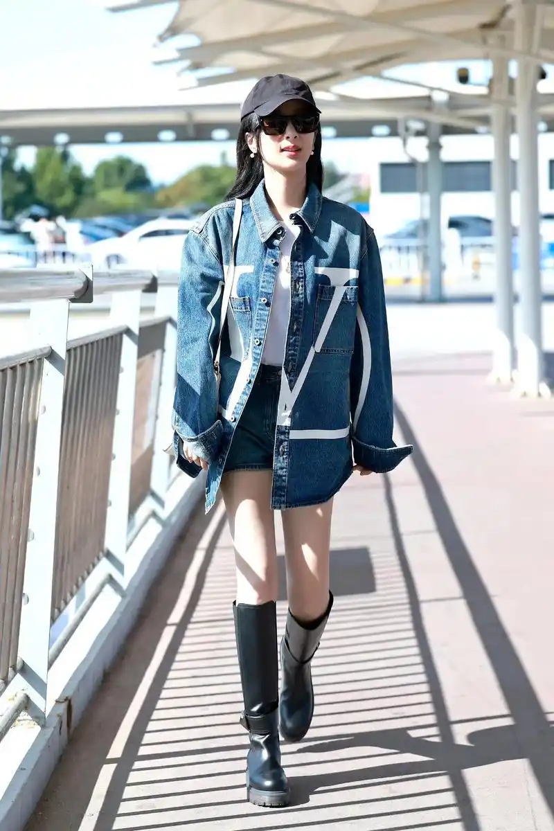 杨紫启程巴黎时装周,牛仔套装搭长筒靴走机场,洋气时髦!
