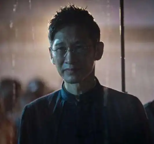 演员王劲松则让林耀东的文质彬彬和狠戾决绝呈现得适可而止.