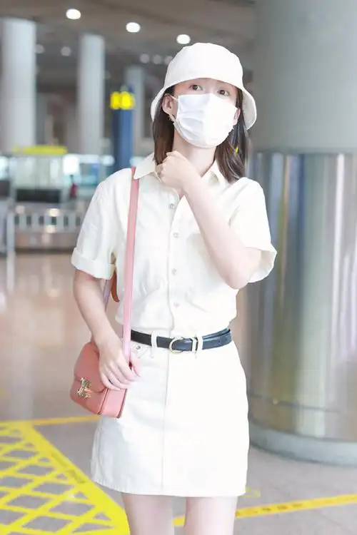 李沁穿牛仔衬衫搭一条黑色皮短裤不愧是时髦精