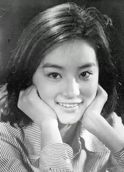 一代佳人林青霞大胆晒素颜照,皮肤松弛不敢认,美人终敌不过时间