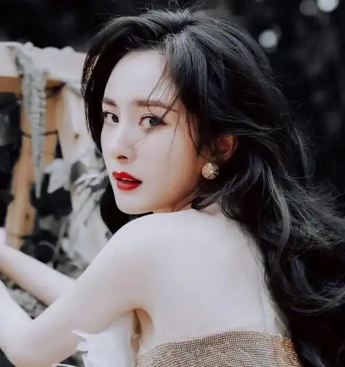 体质容易招黑,比如说像之前的袁姗姗,而最近作为顶流一线女明星的杨幂