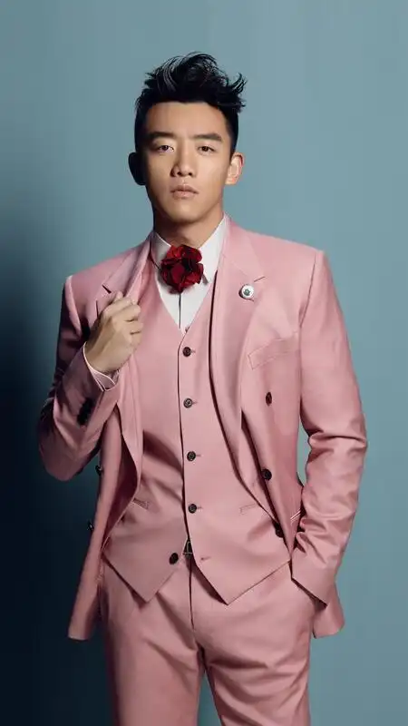 郑恺-明星: (1)郑恺:一直以阳光活力的形象示人,他身穿西装男人味十足