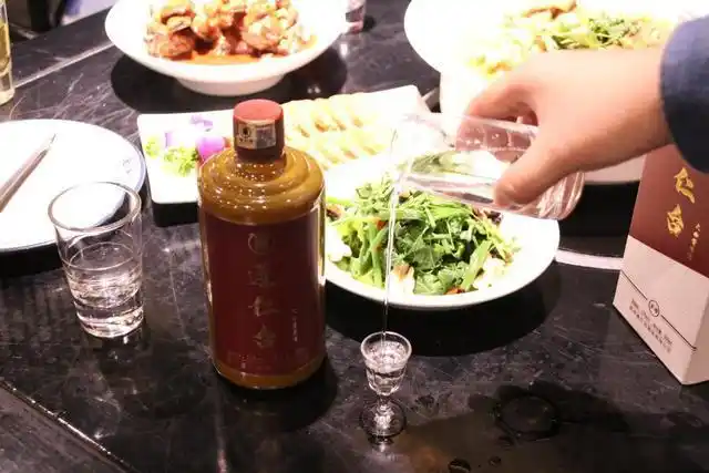 这些年退休在家也没事做,就爱喝点小酒,时不时还喊我爷爷去家里喝酒