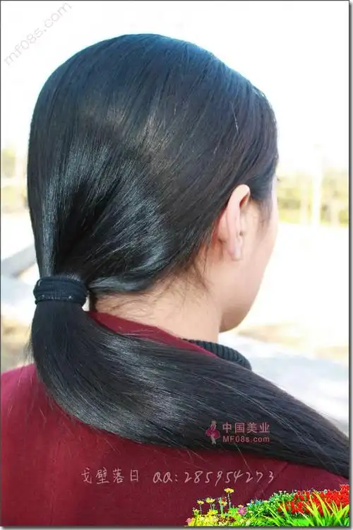 在公园剪下姑娘整齐自然黑发-戈壁落日124#(16) 剪发_中国长发