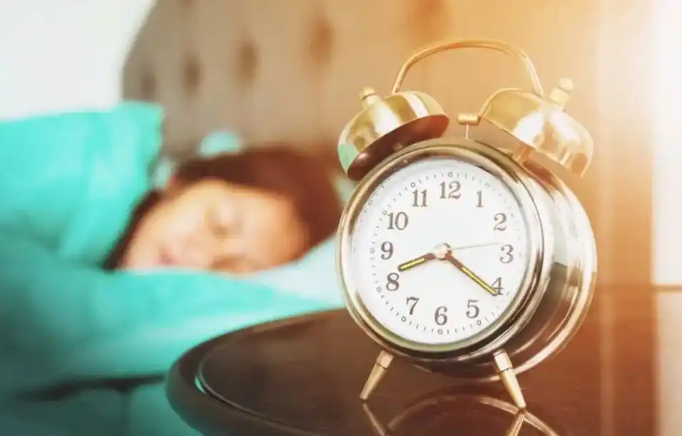 清晨时刻.从梦中惊醒,设定好的闹钟未响起,便起身下楼约女儿晨 - 抖音