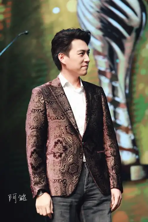 靳东中美电影节颁奖现场照片网友疯传 休闲优雅风度翩翩