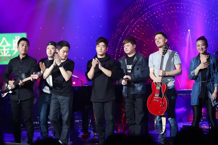 梁博《男孩》全球首唱 歌词戳心引网友热议