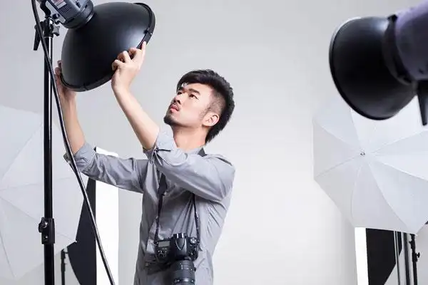 摄影师调整影棚里的雷达罩