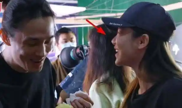 原创戚薇带女儿工作5岁lucky翘着脚吃棒棒糖李承铉投喂蛋糕画面超甜