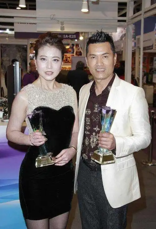 背挺直,冻龄的他自曝靠一招返老还童|吕良伟|周海媚|刘德华|安志杰