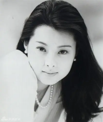 组图:44岁袁立一心扑在公益上 年轻时也是嫩得可以掐出水啊