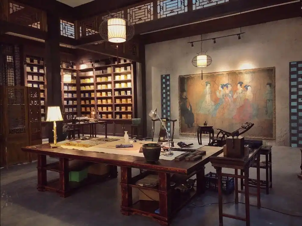 剧组还花费人力物力1:1复制了潘家园旧货市场,话说就连真正去过的人也