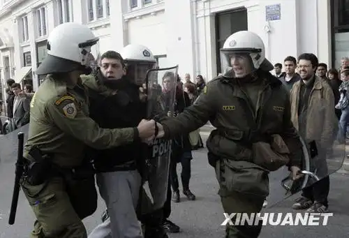 希腊首都雅典骚乱进入第二天 示威者投掷石块(图)