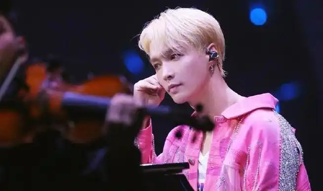 张艺兴超话231010 张艺兴ins更新(大航海演唱会)舞台图一则【night