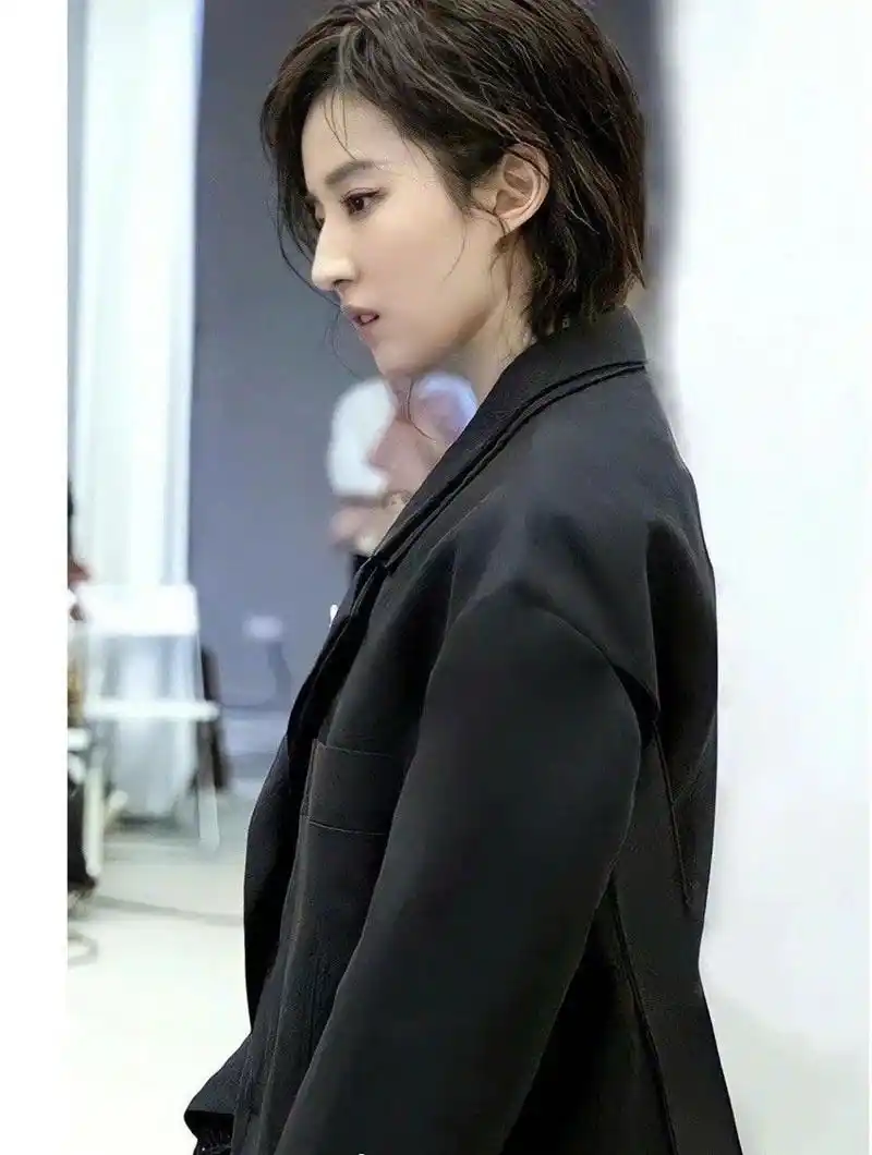 刘亦菲短发造型有多a,天仙攻可不是浪得虚名!