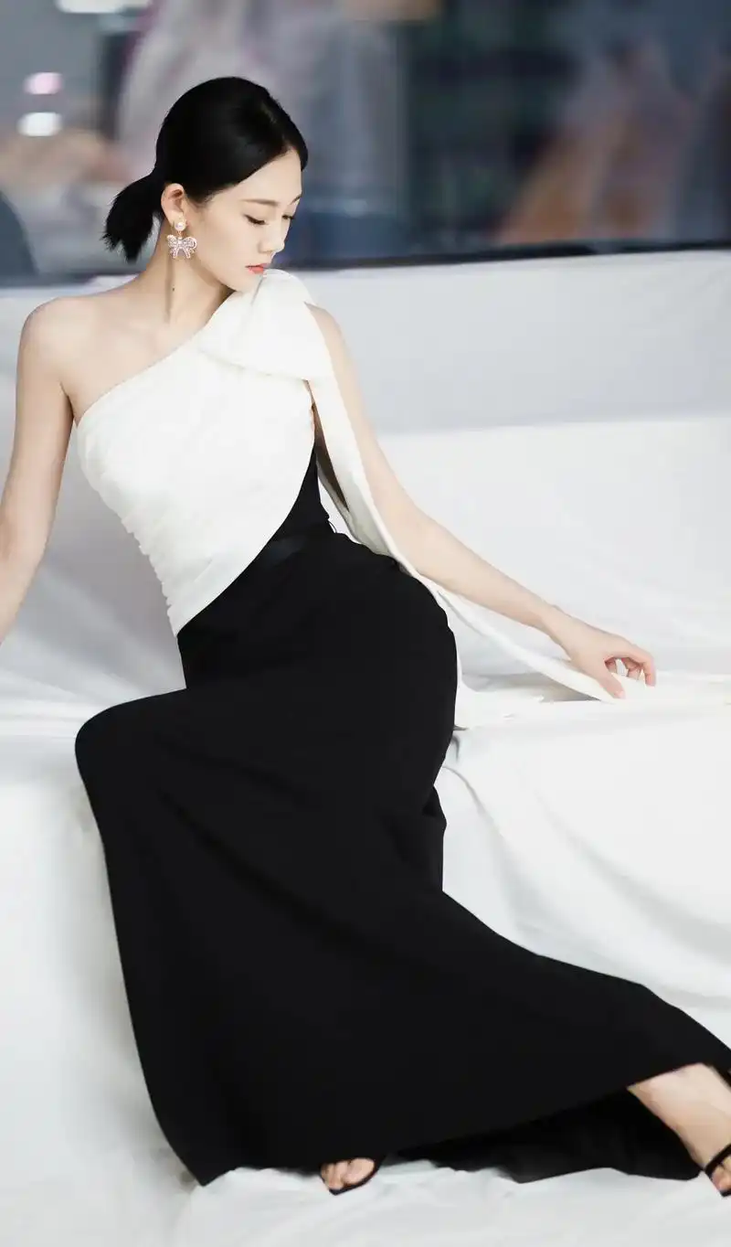 女明星苗苗,气质高雅,漂亮迷人