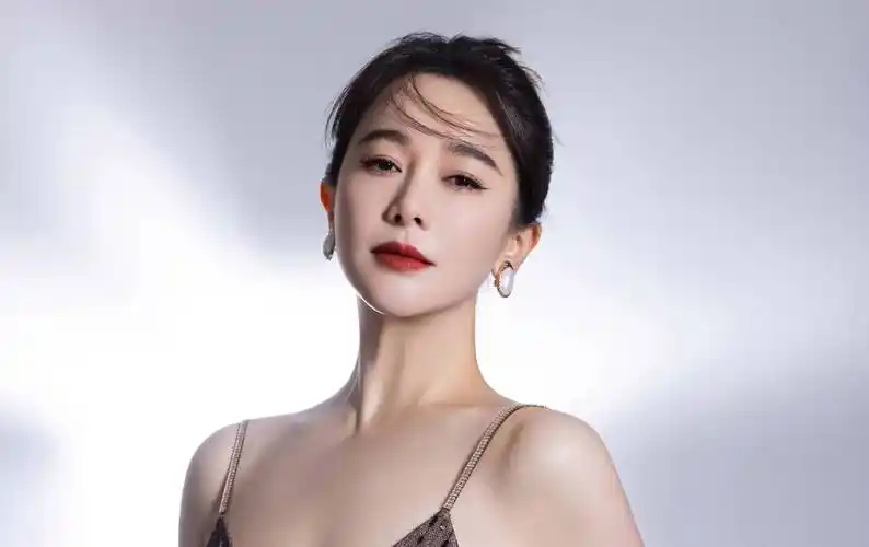 左小青盘发造型端庄优雅 穿高开叉连衣裙性感迷人-搜狐大视野-搜狐