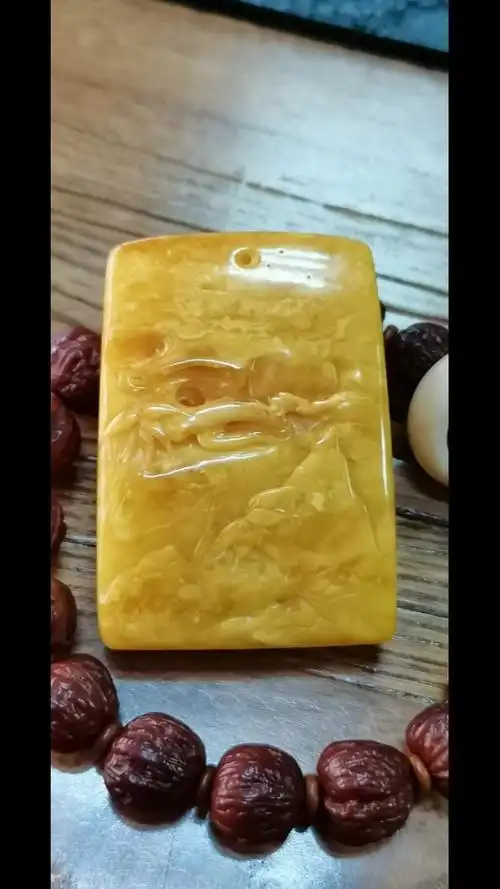 【蜜蜡】俄料白花山水无事牌,蜡质浓郁,手琢手抛.重35.09克.