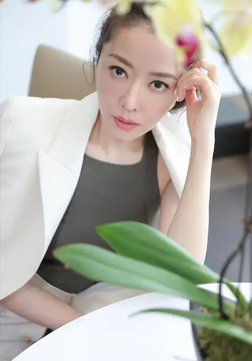 熊黛林的状态真好!白西装配白短裤腿长逆天,模特身材果真不一般