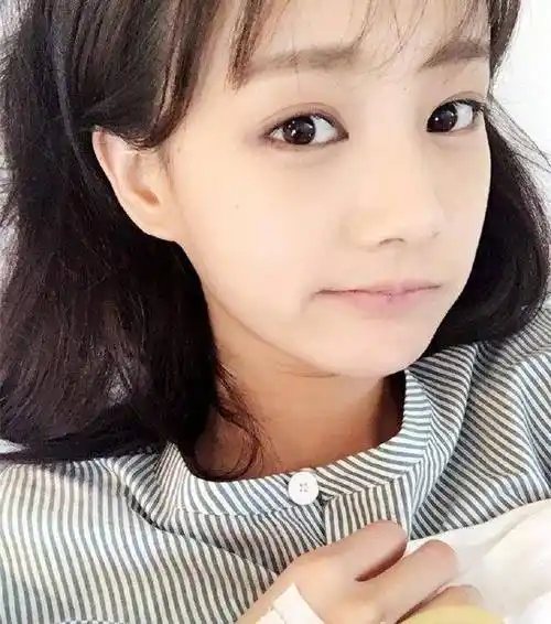 刚出道的李一桐,穿护士服好美,最无奈找不到自己的眉毛_于正_片场