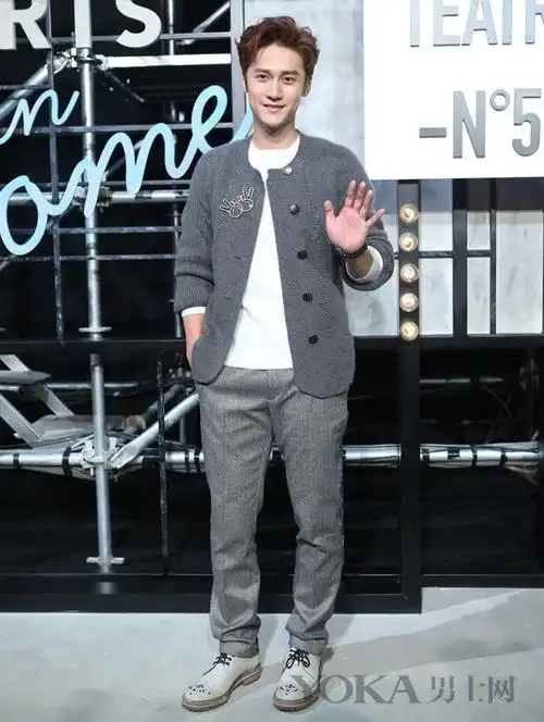 3.蒋劲夫 灰色开衫加个可爱的装饰