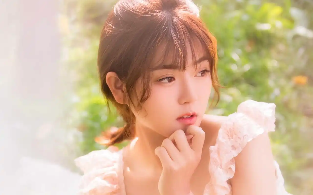 首页 桌面壁纸 美女壁纸 治愈系美女白丝蕾丝裙诱人写真图片壁纸1920