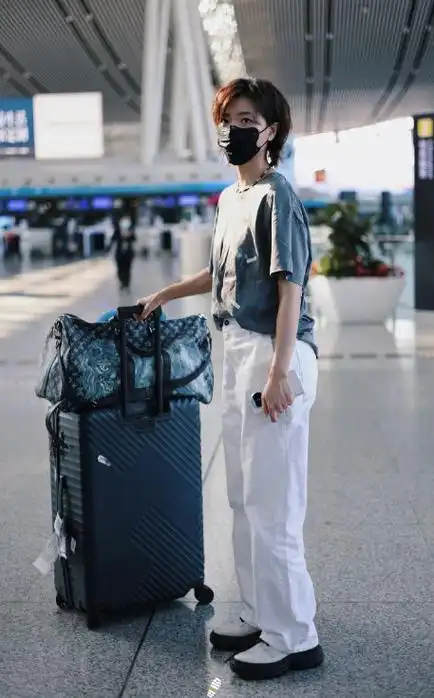 万茜亮相长沙机场,时尚搭配展现完美身姿!