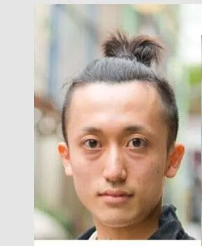 无刘海发型的男生把头发扎到头顶上面,这样看起来是特别的有个性,也很