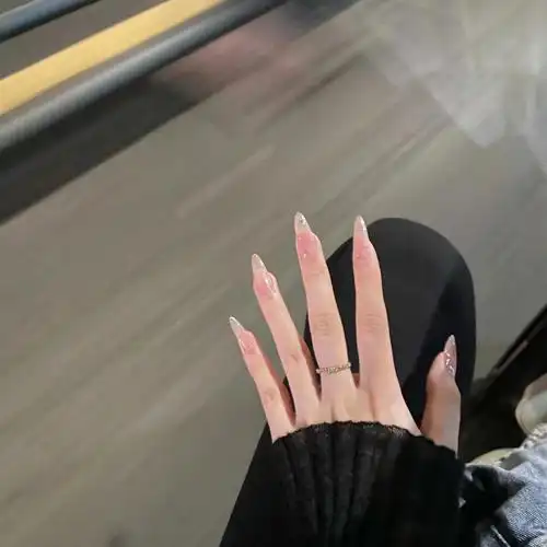 透裸色尖甲会经常低头看指甲的美丽