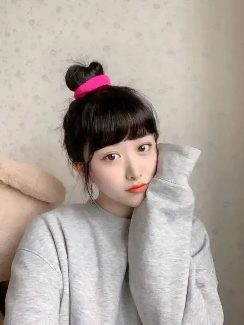 可爱女生发型齐刘海丸子头