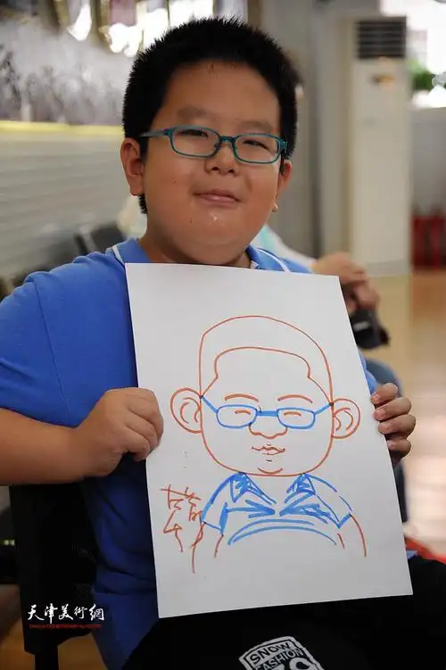 学生手持画像在活动现场.