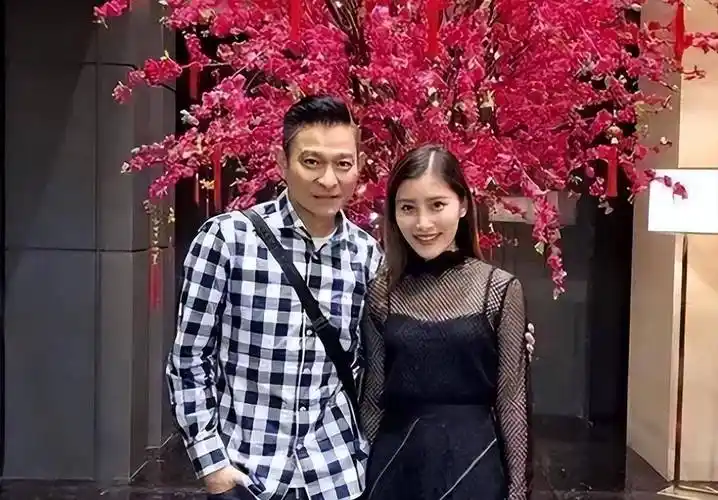 刘德华和小姨子合照晒出后,网友:真美,难怪这么爱朱丽倩_华仔_女人