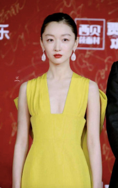 周冬雨可惜了,出席活动身材严重营养不良,直线腰身甚至还没头大