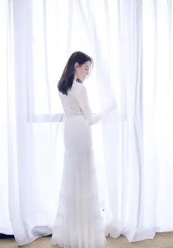 "冻龄女神"董洁,穿白色蕾丝长裙,颜值一如从前