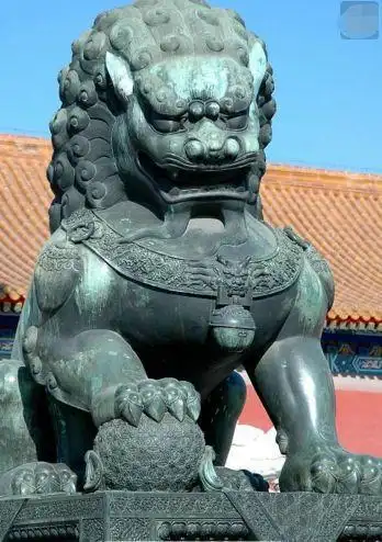 故宫比较忌讳的一件事,两侧的石狮子最好不要靠近,也不要拍照!