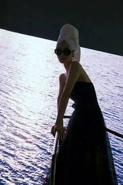 刘诗诗游艇抹胸裙造型封神,仙女出海美到窒息!