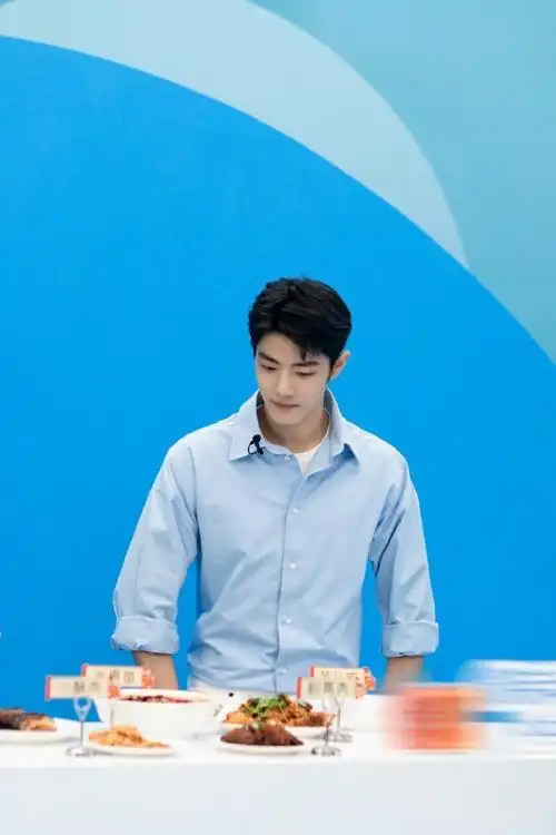 肖战今日直播蓝衬衫造型