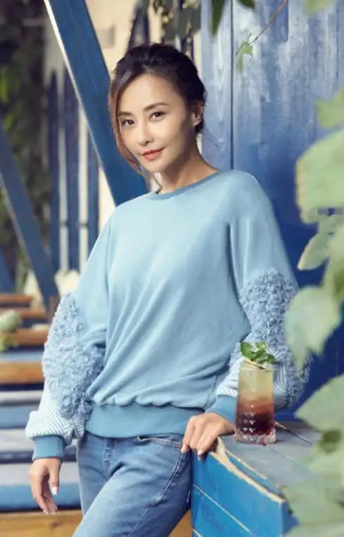 马雅舒44岁风韵犹存,穿拼接卫衣减龄时髦,难怪二婚还能嫁富豪|蕾丝|牛