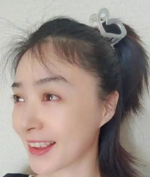 蒋欣晒出九宫格自拍,庆祝六一儿童节,容颜不老心态如少女