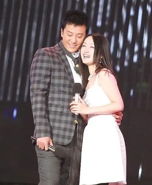 赖文峰出狱后乡下娶妻生子,杨钰莹却至今未婚,她在追求什么?