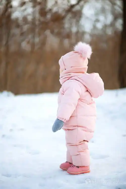 冬天玩雪的孩子. 小孩在雪地森林里玩耍和跳跃