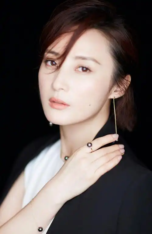 蒋勤勤成熟知性黑白时尚写真高清图片